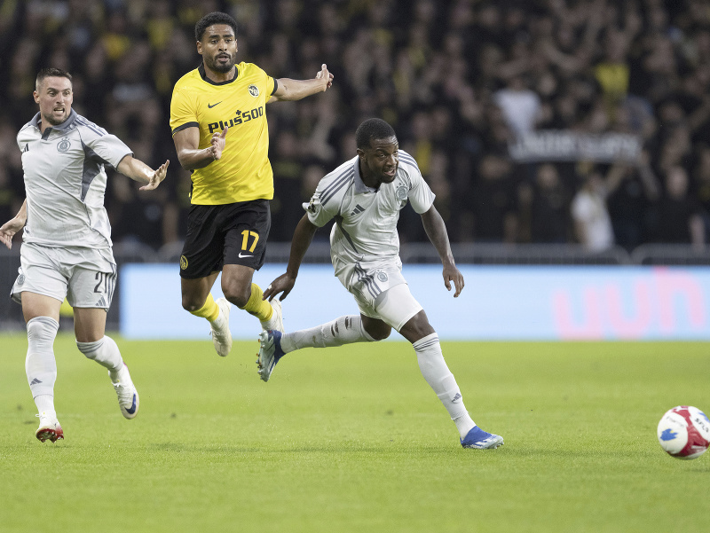 Saidy Janko (uprostred) z Bernu, Róbert Mak (vľavo) zo Slovana a Sandro Cruz (vpravo) zo Slovana bojujú o loptu 