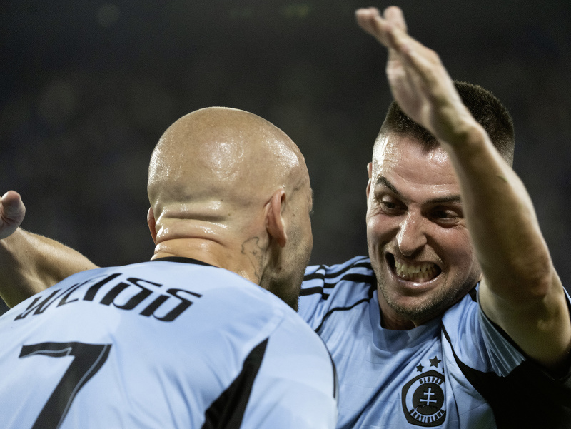 Na snímke Vladimír Weiss mladší a Róbert Mak (Slovan) sa teší z úvodného gólu