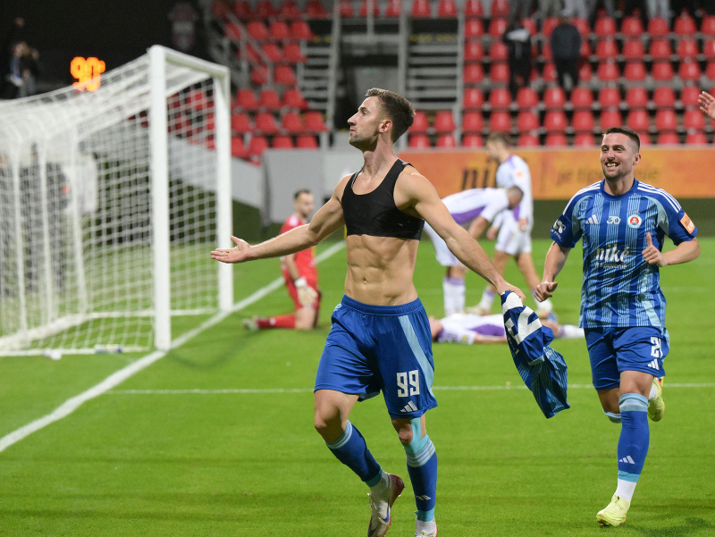 Zľava Andraž Šporar a Róbert Mak zo Slovana Bratislava oslavujú tretí gól belasých