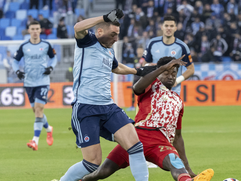 Vľavo Róbert Mak (Slovan) a vpravo Ivan Mensah (B. Bystrica) v súboji o loptu