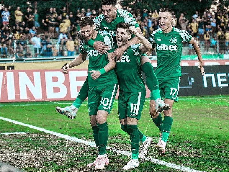 Róbert Mazáň so spoluhráčmi oslavuje gól