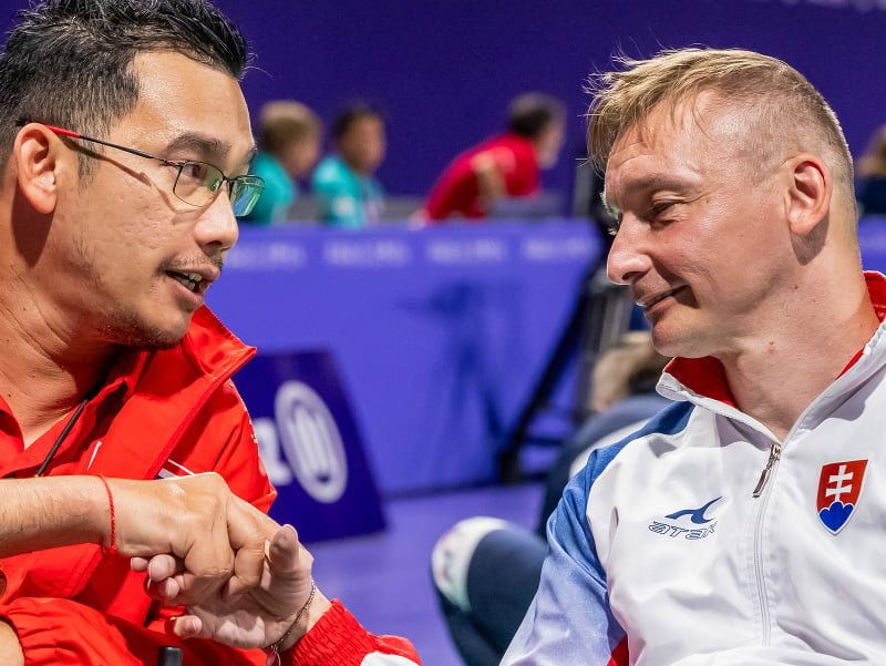 Slovenský boccista Róbert Mezík (vpravo) počas zápasu o bronz mužov v kategórii BC2 proti Watcharaphonovi Vongsovi (vľavo) z Thajska na XVII. paralympijských hrách 2024 v Paríži
