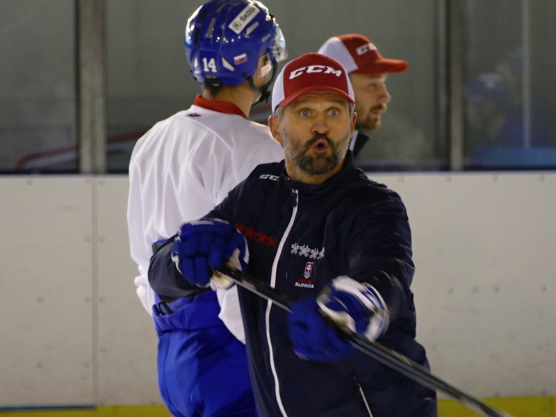 Na snímke tréner hokejovej reprezentácie SR 20 Róbert Petrovický počas tréningu slovenskej hokejovej reprezentácie do 20 rokov