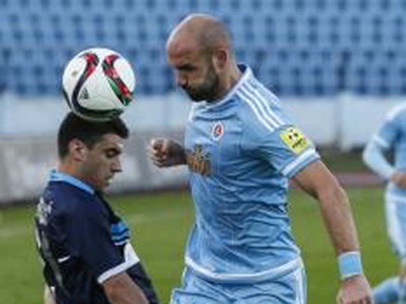Róbert Vittek a Josip Krynarič v súboji o loptu