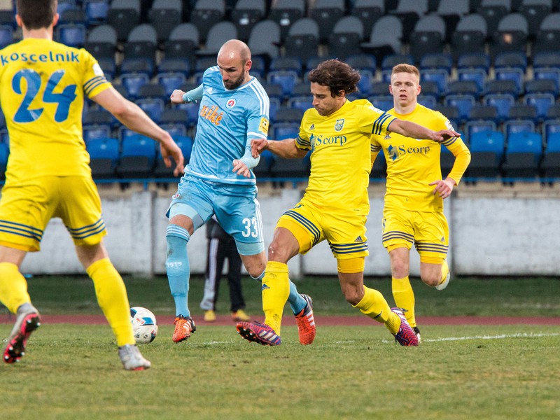 Róbert Vittek, Tomáš Sedlák a Martin Koscelník v súboji o loptu