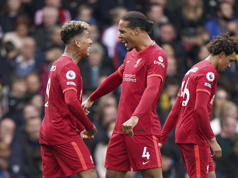 Roberto Firmino oslavuje so spoluhráčmi gól Liverpoolu