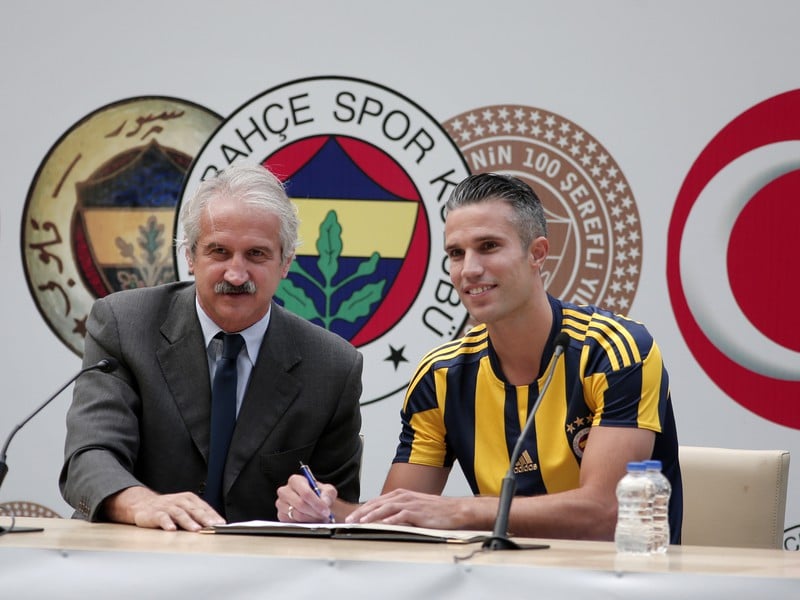 Robin van Persie podpisuje novú zmluvu s Fenerbahce Istanbul