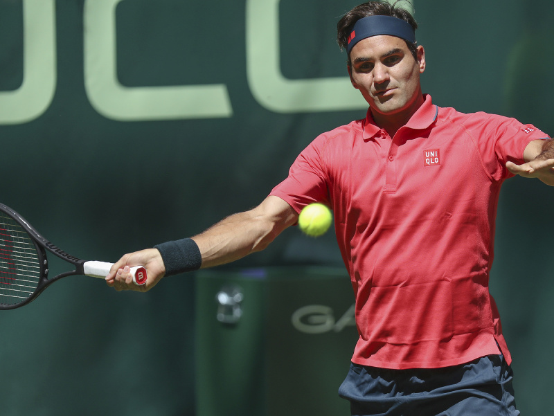 Švajčiarsky tenista Roger Federer odvracia loptičku