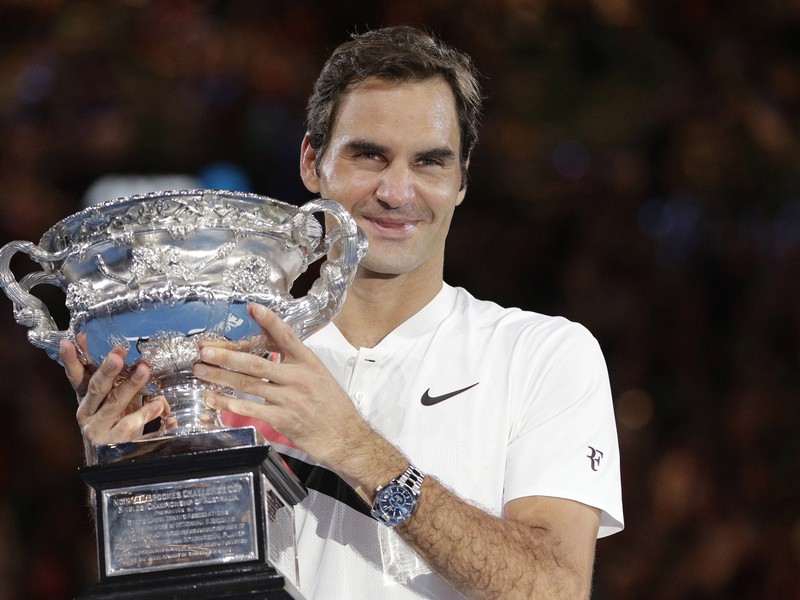 Roger Federer pózuje s trofejou pre víťaza Australian Open