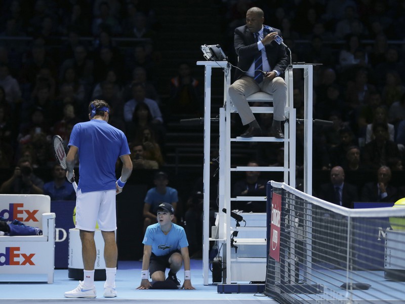 Roger Federer v diskusii s mladým podávačom lôpt