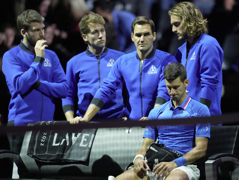 Sklamaný Novak Djokovič, nad ním tímoví spoluhráči Cameron Norrie, Casper Ruud, Roger Federer a Stefanos Tsitsipas