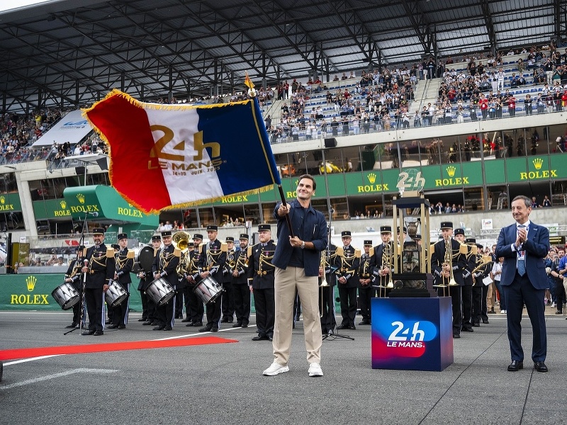 Roger Federer počas štartu pretekov v Le Mans