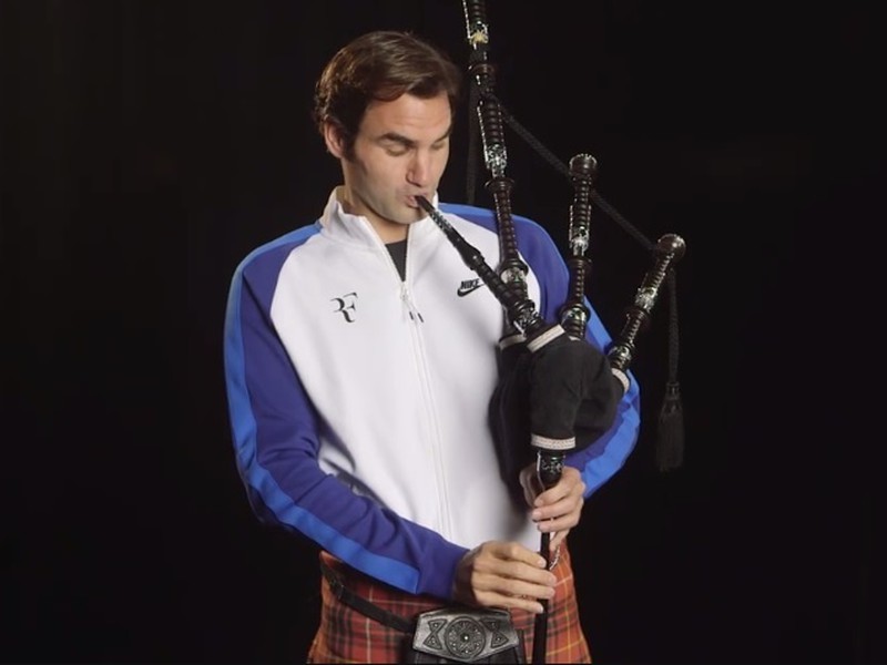 Roger Federer v kilte a s gajdami v rukách
