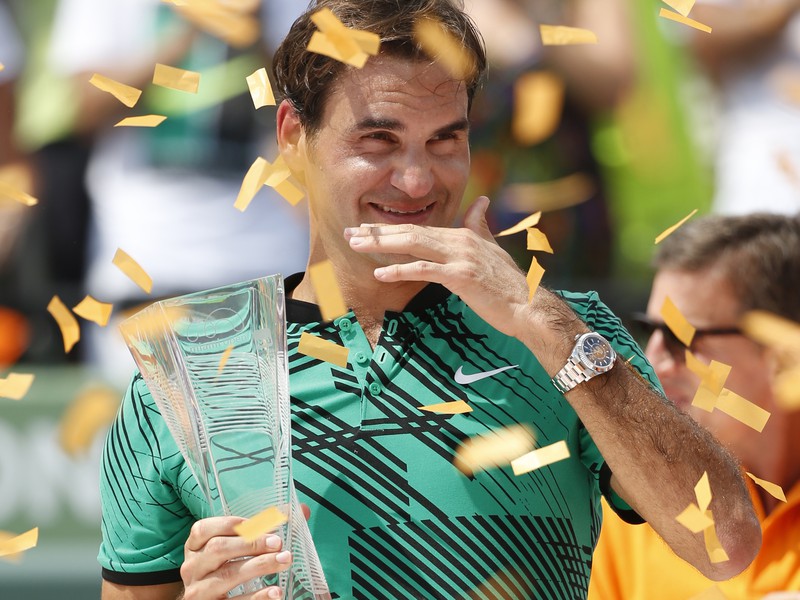 Roger Federer s trofejou