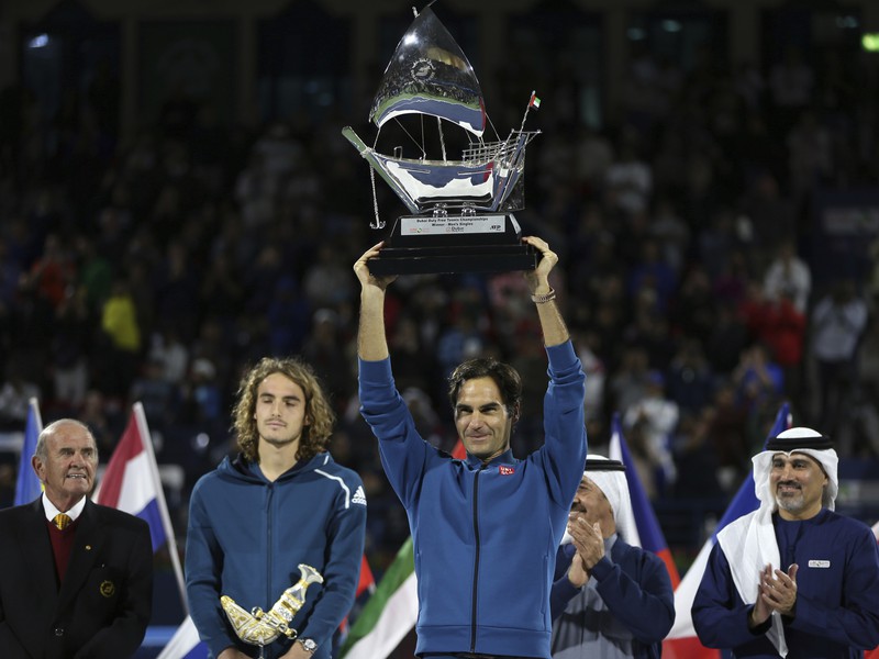 Roger Federer s víťaznou trofejou