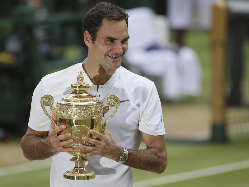 Švajčiar Roger Federer pózuje fotografom s trofejou po víťazstve vo finálovom zápase proti Chorvátovi Marinovi Čiličovi v mužskej dvojhre na grandslamovom turnaji vo Wimbledone 2017