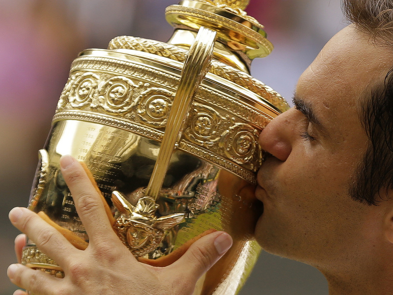 Roger Federer bozkáva wimbledonskú trofej