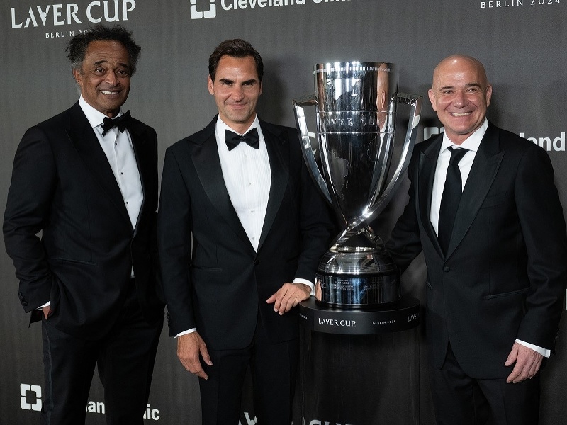 Yannick Noah, Roger Federer a Andre Agassi s trofejou pre víťaza Laver Cupu