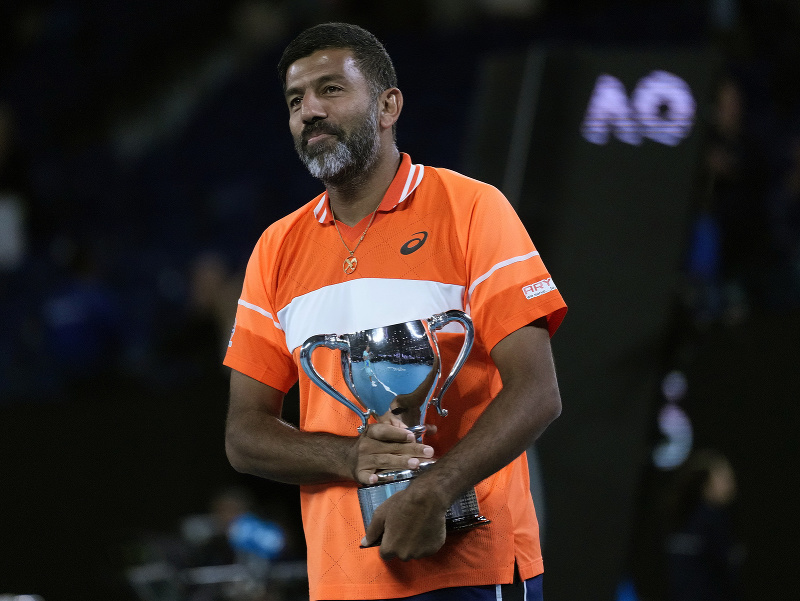 Rohan Bopanna s trofejou po zisku titulu na Australian Open