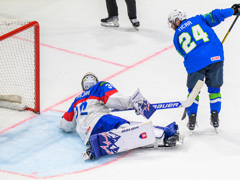 Na snímke brankár Adam Gajan (Slovensko), ktorého prekonáva Rok Tičar (Slovinsko) v samostatných nájazdoch