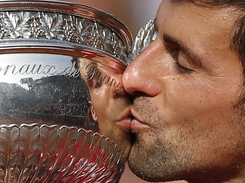 Novak Djokovič s víťaznou trofejou