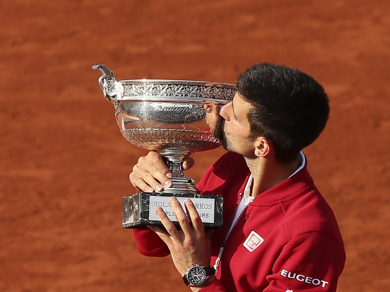 Novak Djokovič s víťaznou trofejou
