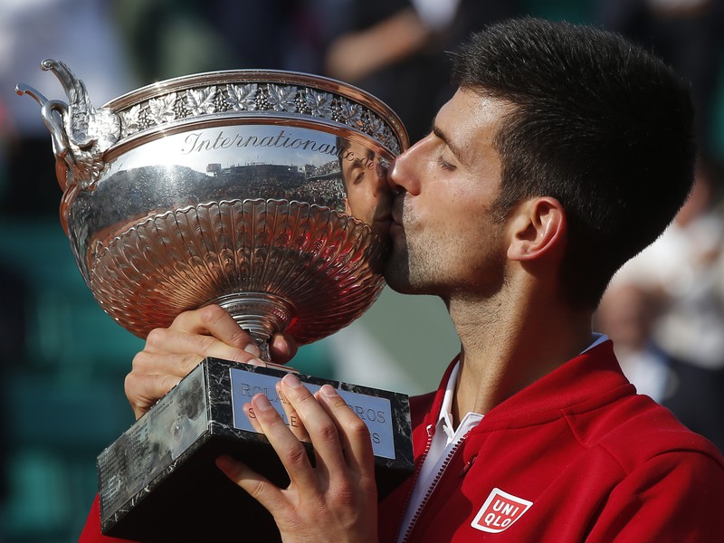 Novak Djokovič s víťaznou trofejou