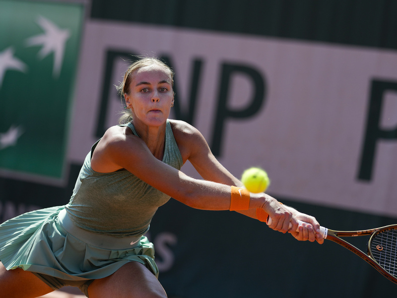 Slovenská tenistka Anna Karolína Schmiedlová odvracia úder Španielky Aliony Bolsovovej v zápase 2. kola dvojhry na grandslamovom turnaji Roland Garros