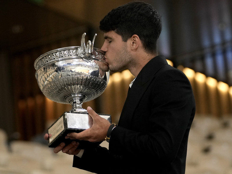 Španielsky tenista Carlos Alcaraz pózuje s trofejou pre víťaza Roland Garros