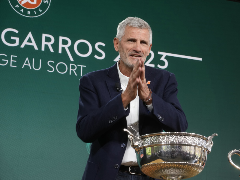 Prezident Francúzskej tenisovej federácie Gilles Moretton gestikuluje počas žrebu grandslamového turnaja Roland Garros