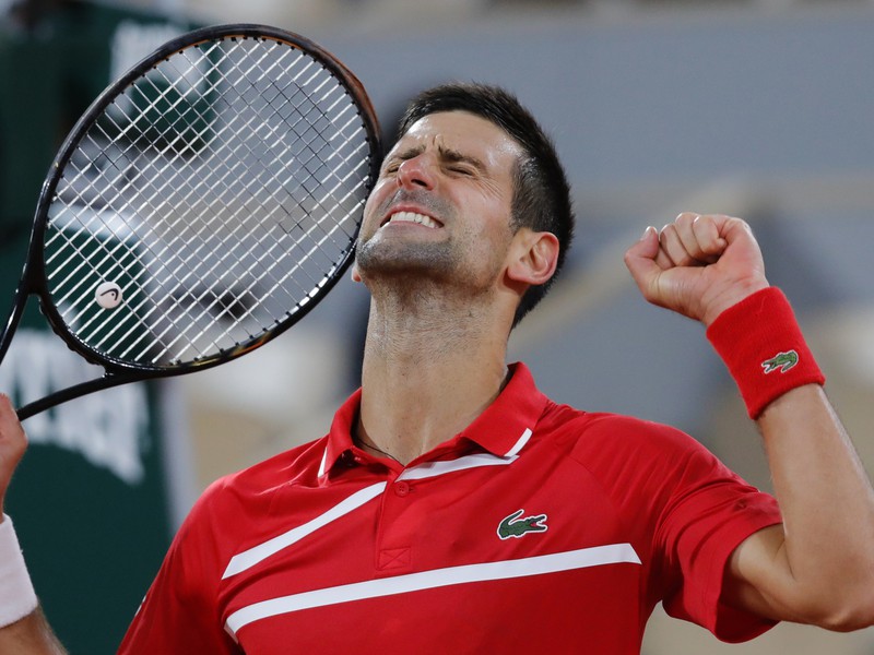 Srbský tenista Novak Djokovič sa raduje po víťazstve na Roland Garros
