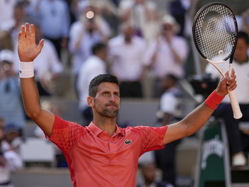 Srbský tenista Novak Djokovič oslavuje po jeho výhre nad Rusom Karenom Chačanovom