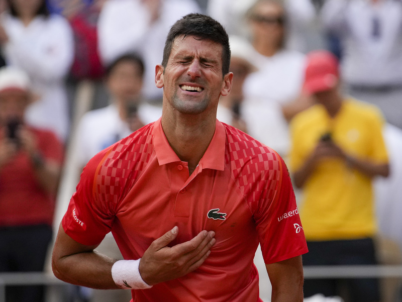 Srbský tenista Novak Djokovič sa teší po výhre proti Nórovi Casperovi Ruudovi vo finále mužskej dvojhry na gradslamovom turnaji Roland Garros
