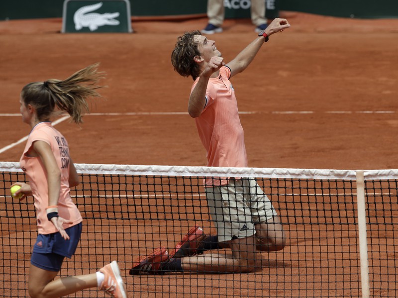 Alexander Zverev oslavuje triumf nad Chačanovom
