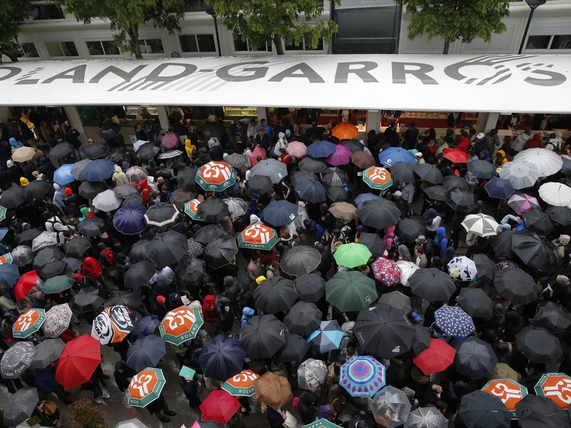 V Paríži nepraje tenistom počasie