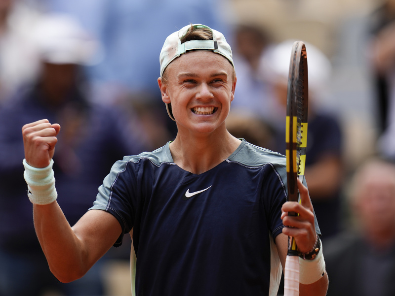 Talentovaný Holger Rune oslavuje postup do štvrťfinále Roland Garros
