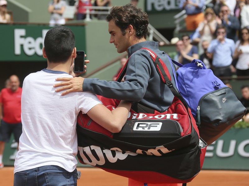 Chlapec zbehol na kurt, aby si urobil selfie s hviezdnym Federerom