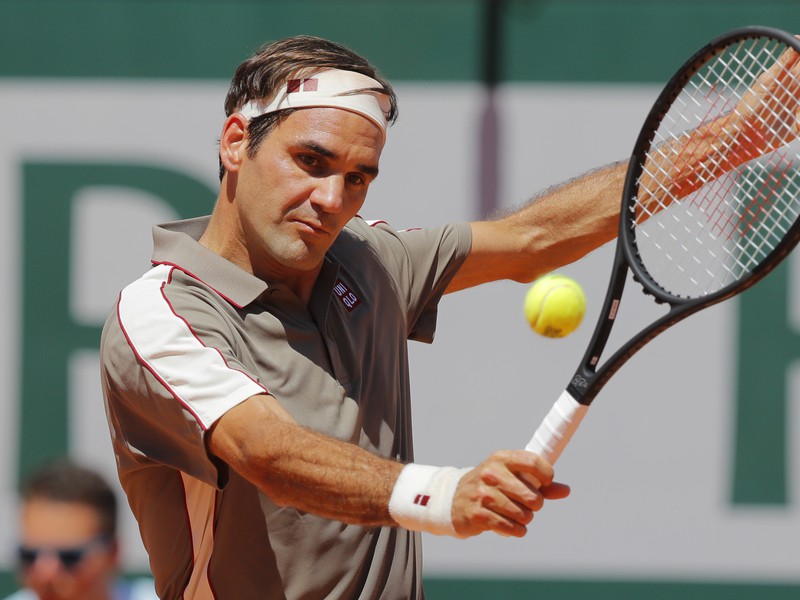 Švajčiarsky tenista Roger Federer v zápase proti Argentínčanovi Leonardovi Mayerovi v osemfinále grandslamového tenisového turnaja Roland Garros