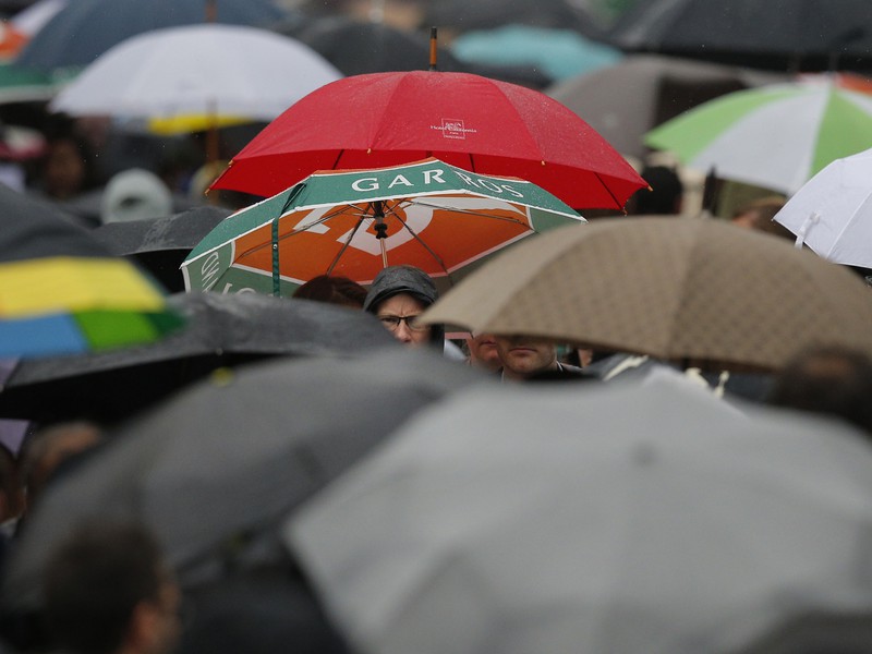 Na Roland Garros prší