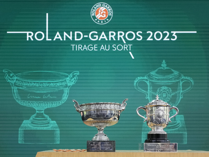Trofeje pre víťaza a víťazku mužskej a ženskej dvojhry sú vystavené počas žrebu grandslamového turnaja Roland Garros v Paríži
