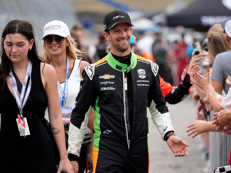 Na archívnej snímke z 15. septembra 2024 fancúzsky motoristický pretekár Romain Grosjean zdraví fanúšikov pred začiatkom pretekov zámorskej formulovej série IndyCar