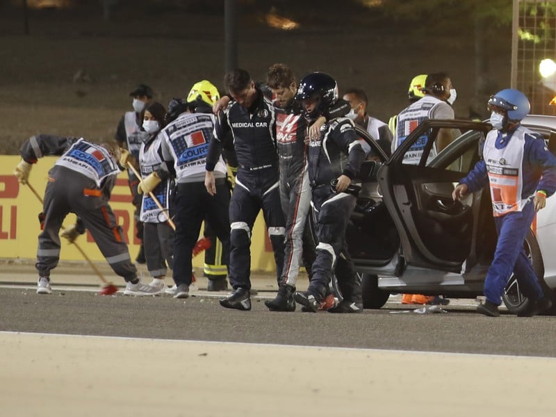 Romain Grosjean odchádza po nehode