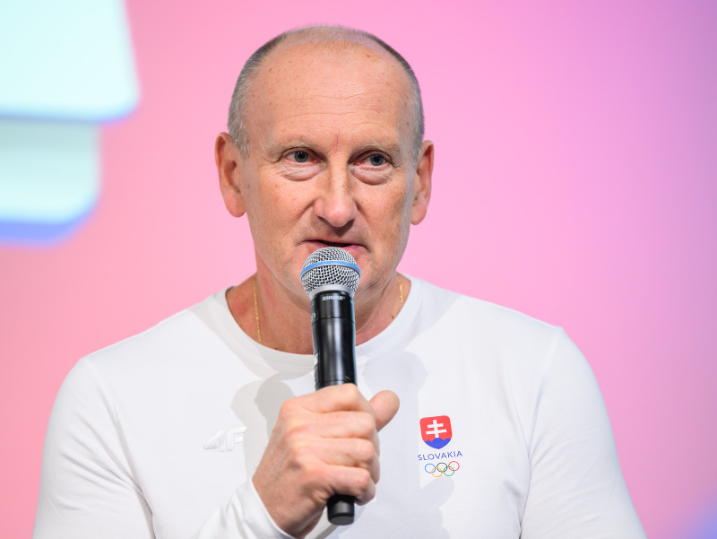 Na snímke šéf slovenskej výpravy Roman Buček počas tlačovej konferencie Slovenského olympijského a športového výboru (SOŠV) pri príležitosti 100 dní do začiatku ZOH 2026 