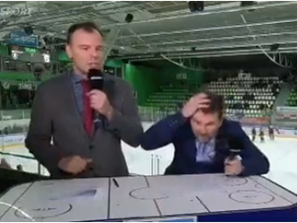 Český hokejový expert Roman Málek dostáva ranu pukom do hlavy