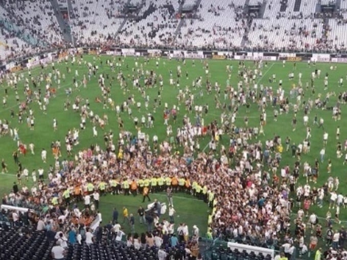 Fanúšikovia Juventusu vtrhli na ihrisko, aby protestovali proti príchodu Romelua Lukakua