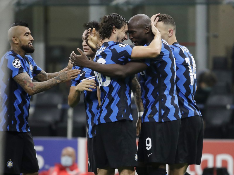 Romelu Lukaku sa teší z gólu so spoluhráčmi z Interu