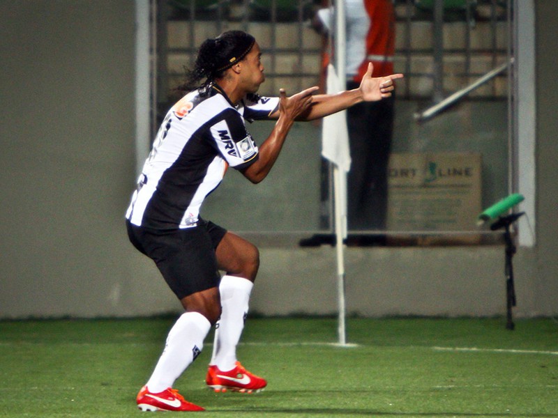 Ronaldinho oslavuje svoj gól