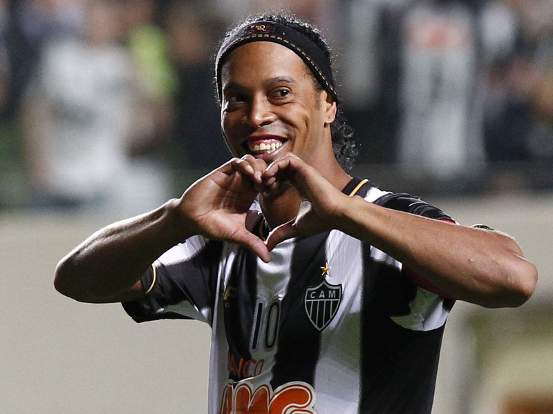 Ronaldinho posiela priateľke srdiečko