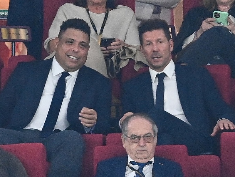 Brazílska legenda Ronaldo a tréner Atlética Madrid Diego Simeone sledujú zápas MS vo futbale