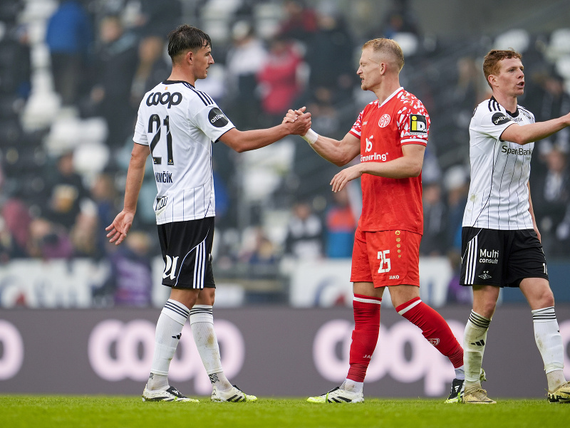 Tomáš Nemčík a Andreas Hanche-Olsen si podávajú ruky po zápase